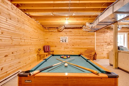 Secluded Luxury Cabin with Hot Tub on 40 Private Acres Near Moorefield, West Virginia - Moorefield, West Virginia - glamping.directory