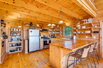 Secluded Luxury Cabin with Hot Tub on 40 Private Acres Near Moorefield, West Virginia - Moorefield, West Virginia - glamping.directory