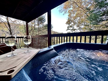 Embrace Nature in this Cosy Cabin with Hot-tub and Fireplace in  Sevierville, Tennessee - Sevierville, Tennessee - glamping.directory