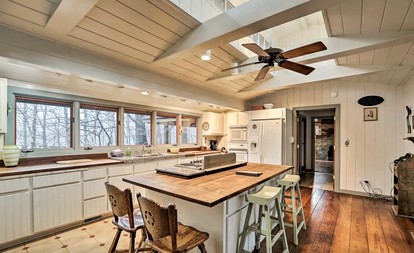 Rustic Cabin with Large Deck near Franklin, Tennessee - Franklin, Tennessee - glamping.directory