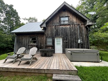 Rustic Cabin with Large Deck near Franklin, Tennessee - Franklin, Tennessee - glamping.directory