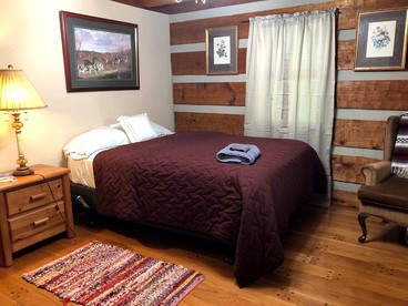 Rustic Cabin with Large Deck near Franklin, Tennessee - Franklin, Tennessee - glamping.directory