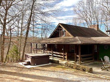 Rustic Cabin with Large Deck near Franklin, Tennessee - Franklin, Tennessee - glamping.directory