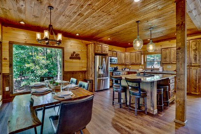 Glamping in the Mountains: Stunning Cabin with a Hot Tub near Morganton, Georgia - Morganton, Georgia - glamping.directory