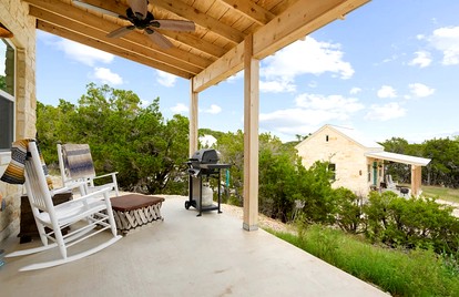 Relaxing Accessible Cottage with Outdoor Fireplace for a Peaceful Getaway near Austin, Texas - Dripping Springs, Texas - glamping.directory
