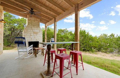 Relaxing Accessible Cottage with Outdoor Fireplace for a Peaceful Getaway near Austin, Texas - Dripping Springs, Texas - glamping.directory