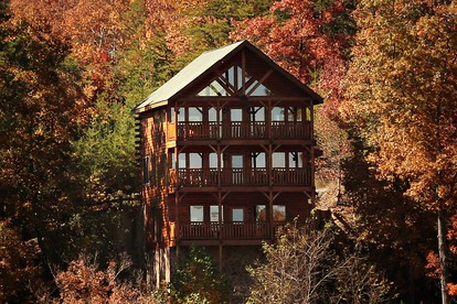 Enormous Wooden Cabin with Hot-Tub, Game Room and Barbecue in Sevierville, Tennessee - glamping.directory
