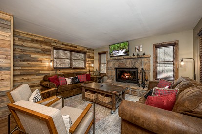Enormous Wooden Cabin with Hot-Tub, Game Room and Barbecue in Sevierville, Tennessee - Sevierville, Tennessee - glamping.directory