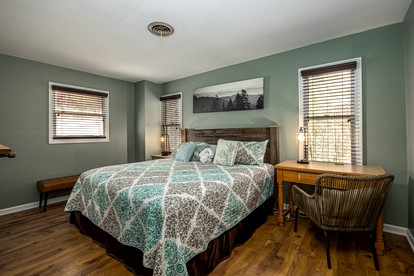 Enormous Wooden Cabin with Hot-Tub, Game Room and Barbecue in Sevierville, Tennessee - Sevierville, Tennessee - glamping.directory