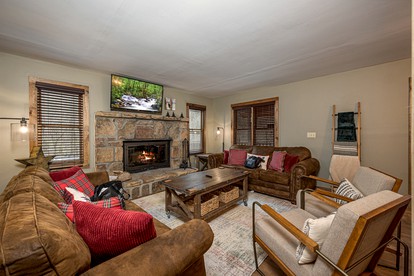 Enormous Wooden Cabin with Hot-Tub, Game Room and Barbecue in Sevierville, Tennessee - Sevierville, Tennessee - glamping.directory