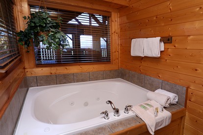 Enormous Wooden Cabin with Hot-Tub, Game Room and Barbecue in Sevierville, Tennessee - Sevierville, Tennessee - glamping.directory
