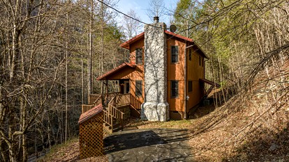 Enormous Wooden Cabin with Hot-Tub, Game Room and Barbecue in Sevierville, Tennessee - Sevierville, Tennessee - glamping.directory