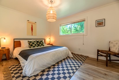 Charming River Cottage with Fenced Yard & Walkable River Access near Downtown Guerneville, California - Guerneville, California - glamping.directory