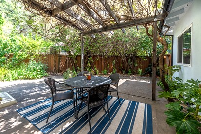 Charming River Cottage with Fenced Yard & Walkable River Access near Downtown Guerneville, California - Guerneville, California - glamping.directory