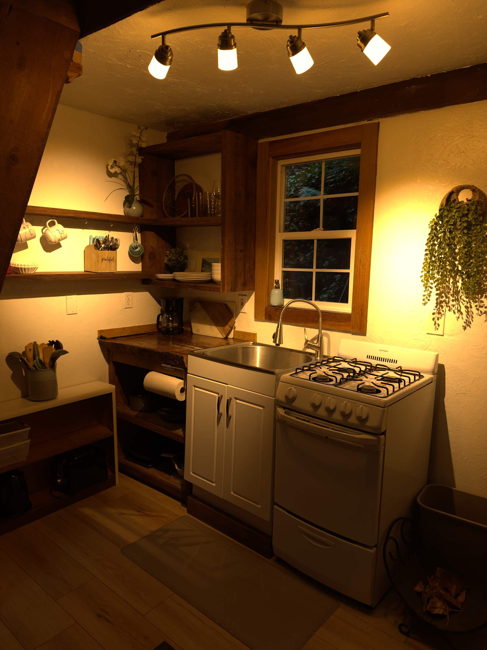 The Little Poppy Cabin! 🌸 - Carmel, California - glamping.directory