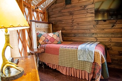 Stunning Yurt with Magnificent Creek Views in Topton, North Carolina - Topton, North Carolina - glamping.directory