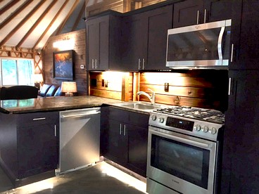 Stunning Yurt with Magnificent Creek Views in Topton, North Carolina - Topton, North Carolina - glamping.directory