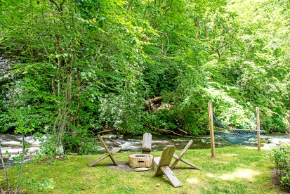 Stunning Yurt with Magnificent Creek Views in Topton, North Carolina - Topton, North Carolina - glamping.directory