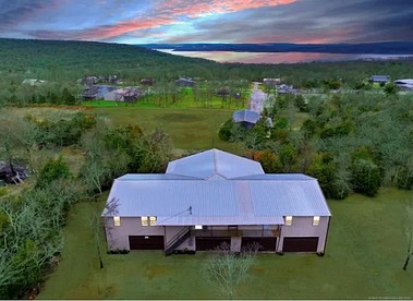 Incredible Spacious Rental with Fantastic Activities for an Unforgettable Family Adventure by the Lake in Cookson, Oklahoma - Cookson, Oklahoma - glamping.directory