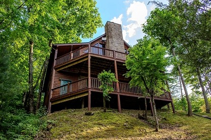 Serene Cabin in the Mountains with Hot Tub in Sevierville, Tennessee - Sevierville, Tennessee - glamping.directory