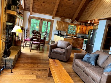 Serene Cabin in the Mountains with Hot Tub in Sevierville, Tennessee - Sevierville, Tennessee - glamping.directory