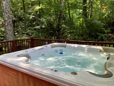Serene Cabin in the Mountains with Hot Tub in Sevierville, Tennessee - Sevierville, Tennessee - glamping.directory