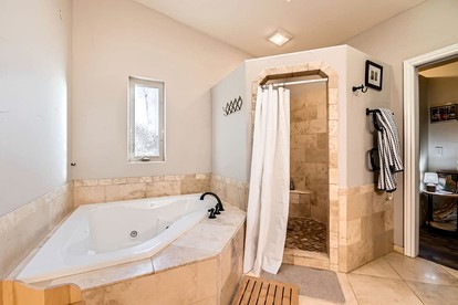 Spacious Lakeside Suite with Golf Course Views near Denver – Broomfield, CO - Broomfield, Colorado - glamping.directory