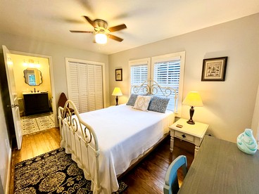 Picturesque Cozy Cottage with Fire Pit Space in Louisiana - Lafayette, Louisiana - glamping.directory