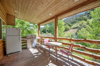 Stunning Wooden Cabin with Fireplace in Glendale, Utah - Glendale, Utah - glamping.directory