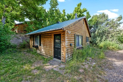 Stunning Wooden Cabin with Fireplace in Glendale, Utah - Glendale, Utah - glamping.directory