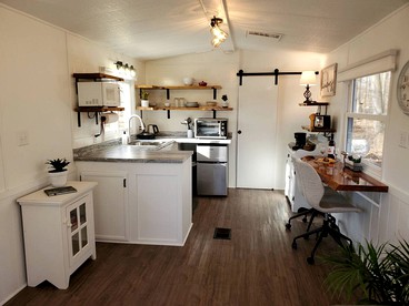 Cozy Bungalow Rental Perfect for Glamping in Michigan - Vandalia, Michigan - glamping.directory