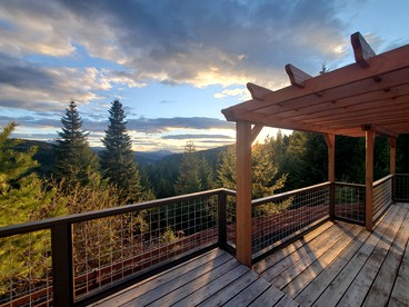 Rustic Mountain Retreat Perfect for Large Groups in Kingston, Idaho - Kingston, Idaho - glamping.directory