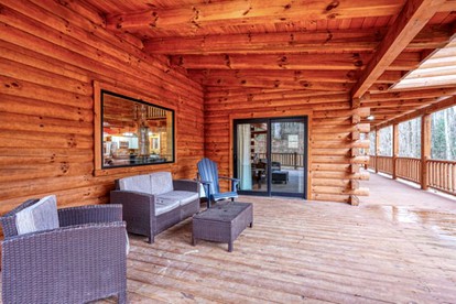 Large Cabin Rental with Games Room and Hot Tub in Logan, Ohio - Logan, Ohio - glamping.directory