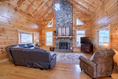 Large Cabin Rental with Games Room and Hot Tub in Logan, Ohio - Logan, Ohio - glamping.directory