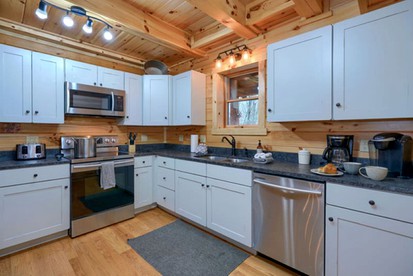 Large Cabin Rental with Games Room and Hot Tub in Logan, Ohio - Logan, Ohio - glamping.directory