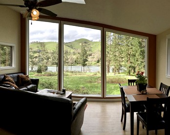 Gorgeous Waterfront Rental on the North Umpqua River near Roseburg, Oregon - Roseburg, Oregon - glamping.directory