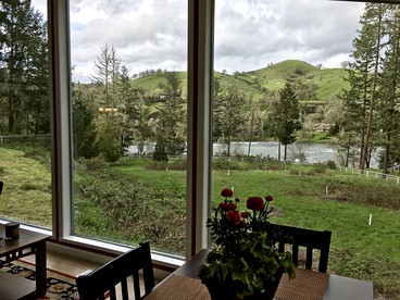 Gorgeous Waterfront Rental on the North Umpqua River near Roseburg, Oregon - Roseburg, Oregon - glamping.directory