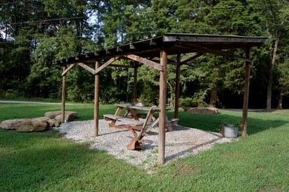 Lovely Log Cabin in the Woods with Hot Tub near the Red River Gorge in Kentucky - Beattyville, Kentucky - glamping.directory