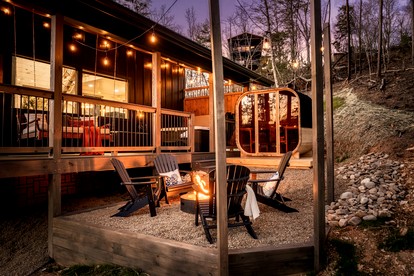 Romantic Luxury Cabin • Hot Tub & Sauna near Dollywood, Sevierville TN - Sevierville, Tennessee - glamping.directory