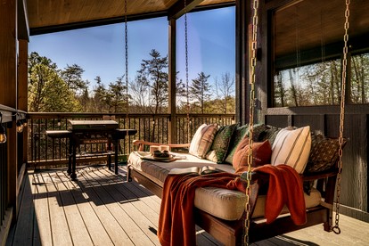 Romantic Luxury Cabin • Hot Tub & Sauna near Dollywood, Sevierville TN - Sevierville, Tennessee - glamping.directory