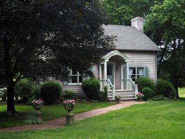 Captivating Cottage with Blue Ridge Mountain Views in Little Washington, Virginia - glamping.directory