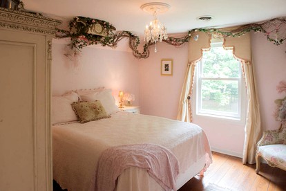 Captivating Cottage with Blue Ridge Mountain Views in Little Washington, Virginia - Washington, Virginia - glamping.directory