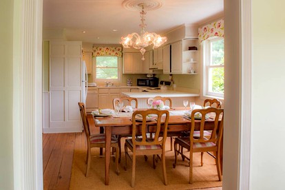 Captivating Cottage with Blue Ridge Mountain Views in Little Washington, Virginia - Washington, Virginia - glamping.directory