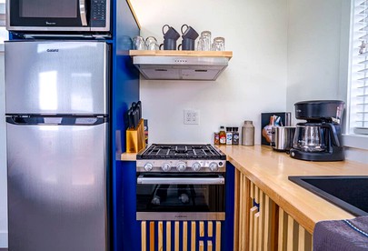 Relaxation Awaits: Cozy Modern Tiny Home with Private Deck Near Zion in Utah - Apple Valley, Utah - glamping.directory