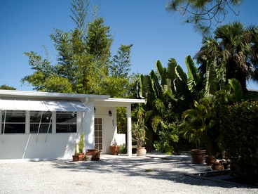 Sleek and Beautifully Decorated Cottage Rental near the Beach in Naples, Florida - Naples, Florida - glamping.directory