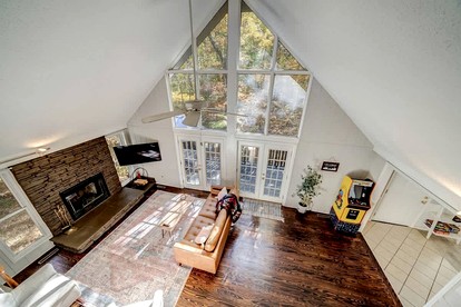 Spacious Cabin with Fire Pit, Arcade Games, and Resort Access, the Perfect Base for Outdoor Adventures in Hedgesville, West Virginia - Hedgesville, West Virginia - glamping.directory