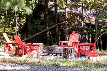Spacious Cabin with Fire Pit, Arcade Games, and Resort Access, the Perfect Base for Outdoor Adventures in Hedgesville, West Virginia - Hedgesville, West Virginia - glamping.directory
