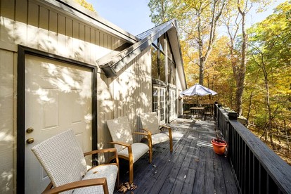 Spacious Cabin with Fire Pit, Arcade Games, and Resort Access, the Perfect Base for Outdoor Adventures in Hedgesville, West Virginia - Hedgesville, West Virginia - glamping.directory