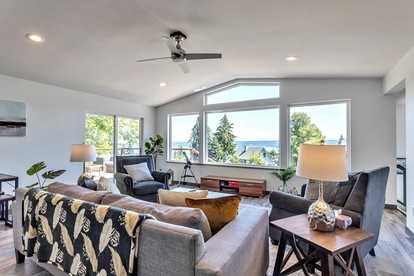 Outstanding Cottage with Fire Pit in Greenbank, Washington - Greenbank, Washington - glamping.directory