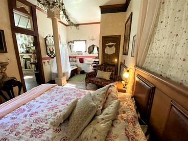 Rustic Victorian-Style Cottage Rental with Clawfoot Bathtub on Hamilton Creek, Texas - Marble Falls, Texas - glamping.directory